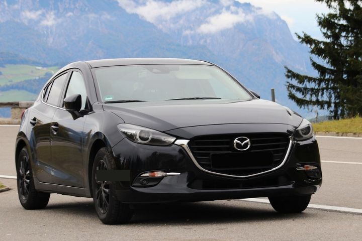 Mazda windscreen replacement by Metro Auto Glass technician