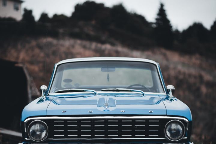 Ford Falcon windscreen replacement by Metro Auto Glass technician