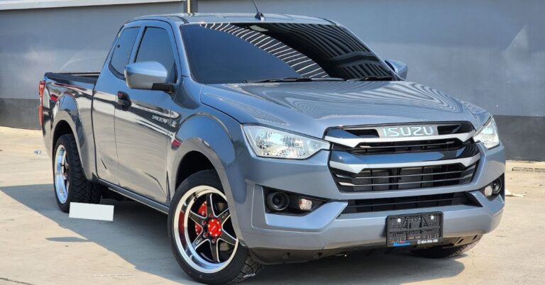 Isuzu D-Max windscreen replacement by Metro Auto Glass