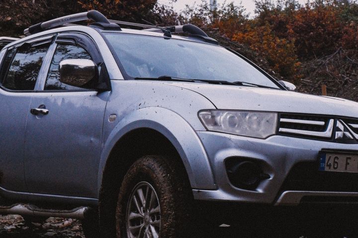 Mitsubishi windscreen replacement by Metro Auto Glass technician
