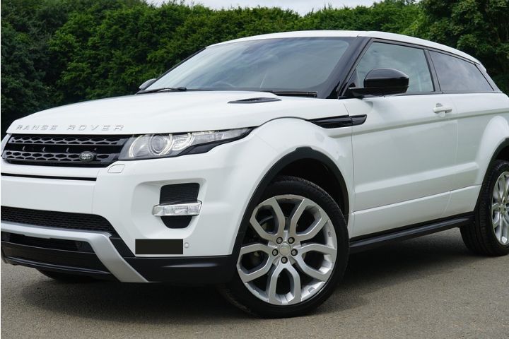Land Rover with newly installed replacement windscreen