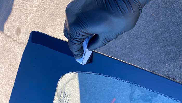 Preparing new windscreen glass before installation